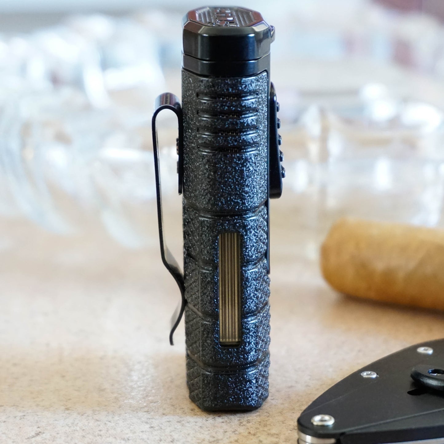 Encendedor de llama Xikar Tactical Triple Jet Torch - Negro sobre negro