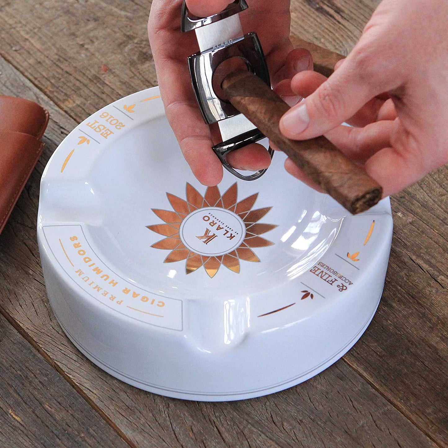 Cenicero redondo grande de cerámica con incrustaciones blancas y doradas Klaro para cuatro puros