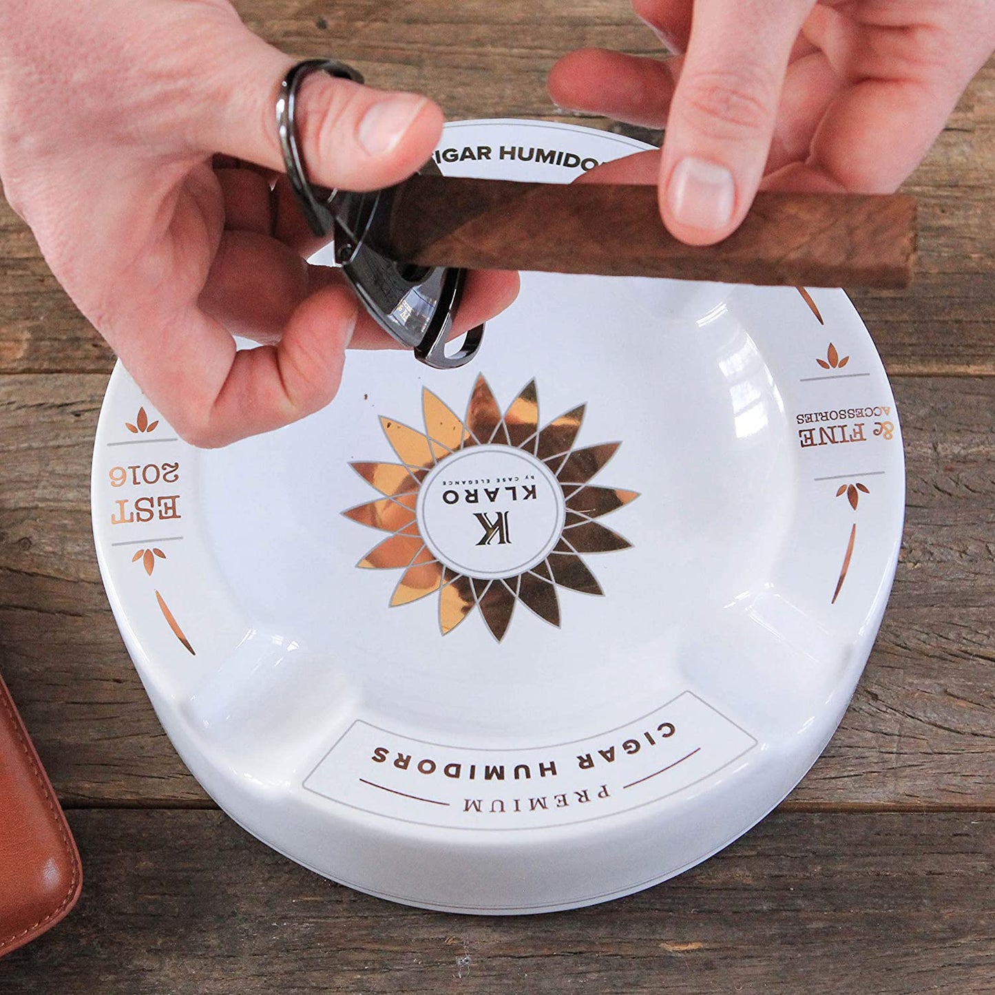 Cenicero redondo grande de cerámica con incrustaciones blancas y doradas Klaro para cuatro puros