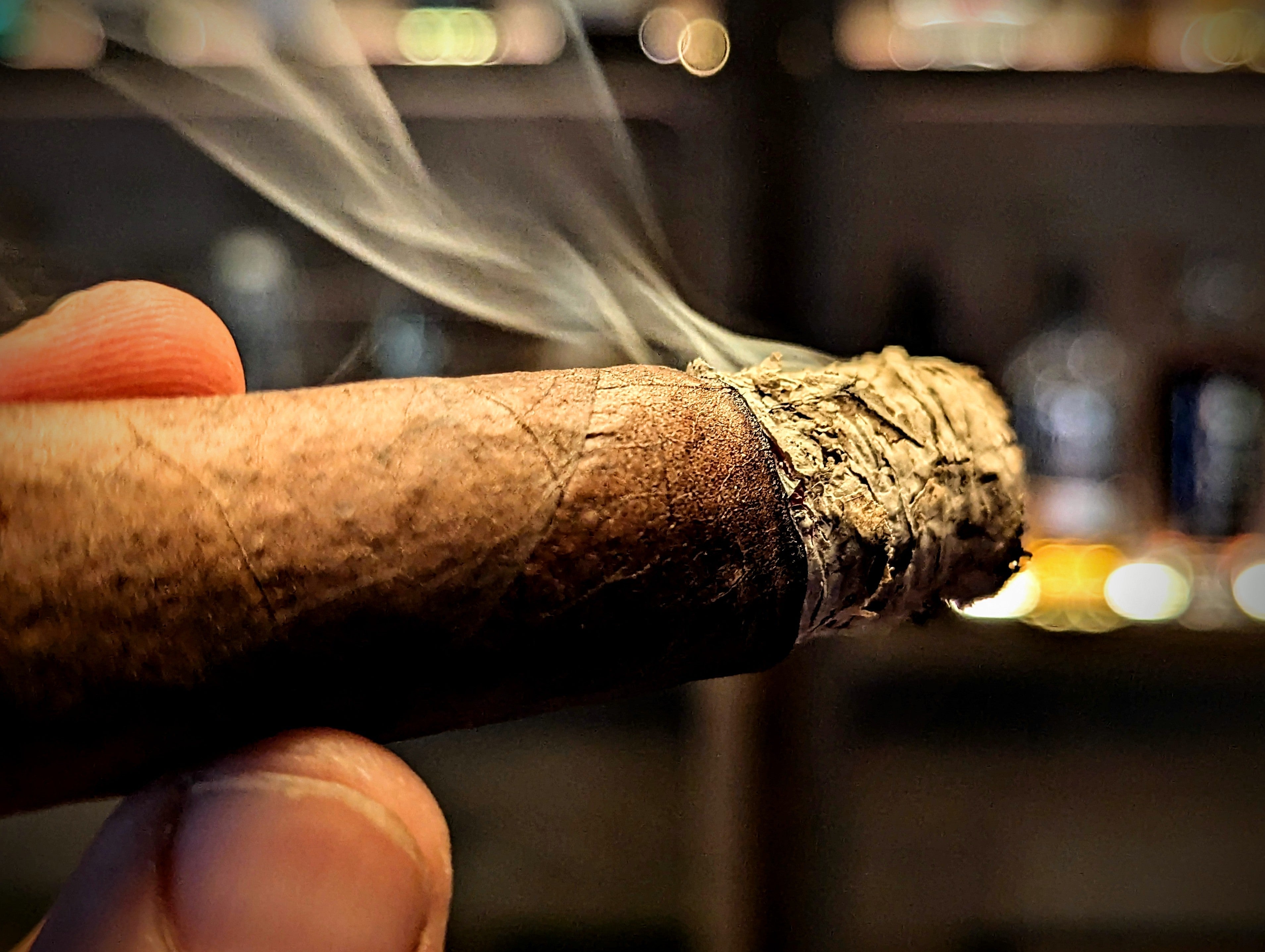 Demystifying Cigar Etiquette: To Inhale or Not to Inhale?  Case Elegance