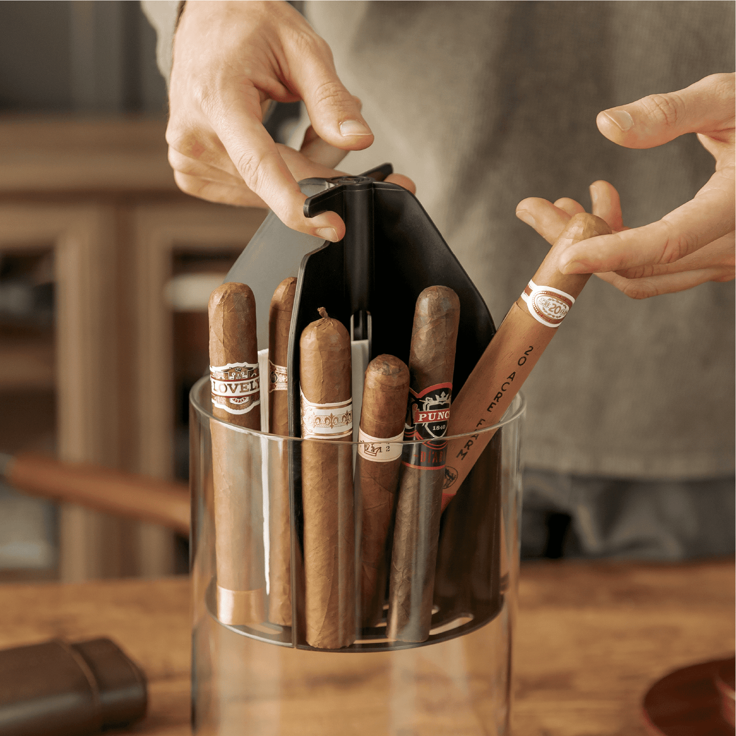 Cylindor Humidor - Glass Jar & Acacia Wood Lid