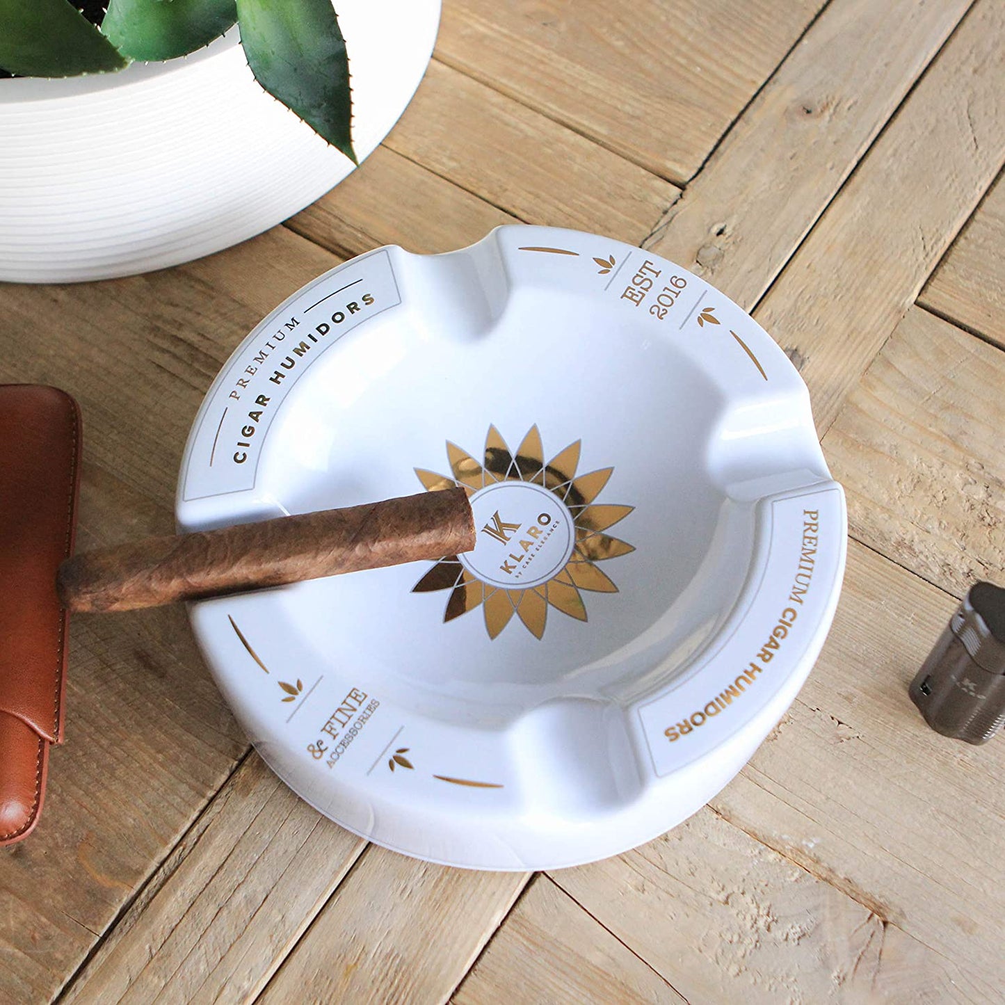 Cenicero redondo grande de cerámica con incrustaciones blancas y doradas Klaro para cuatro puros
