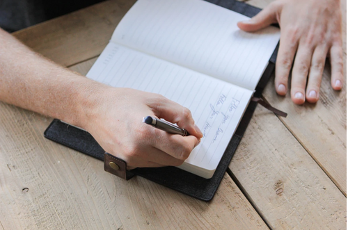Die therapeutischen Vorteile von Journaling-Sie umfassen niedrigere Belastung und verbesserte Gesundheit