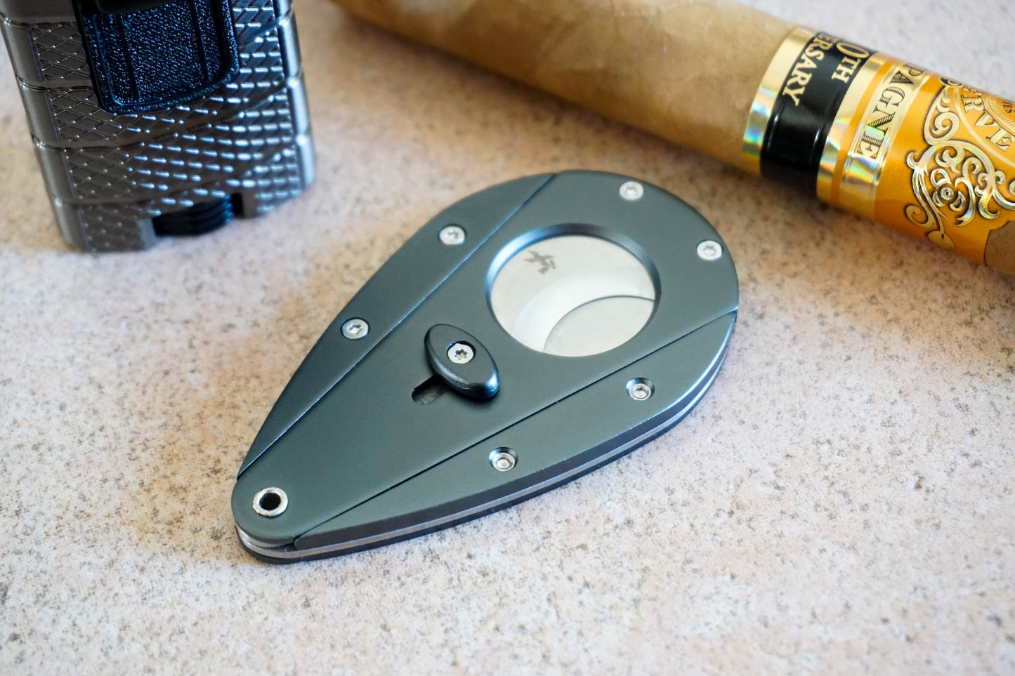 Xikar Premium Metal Cigar Cutter - Titanio