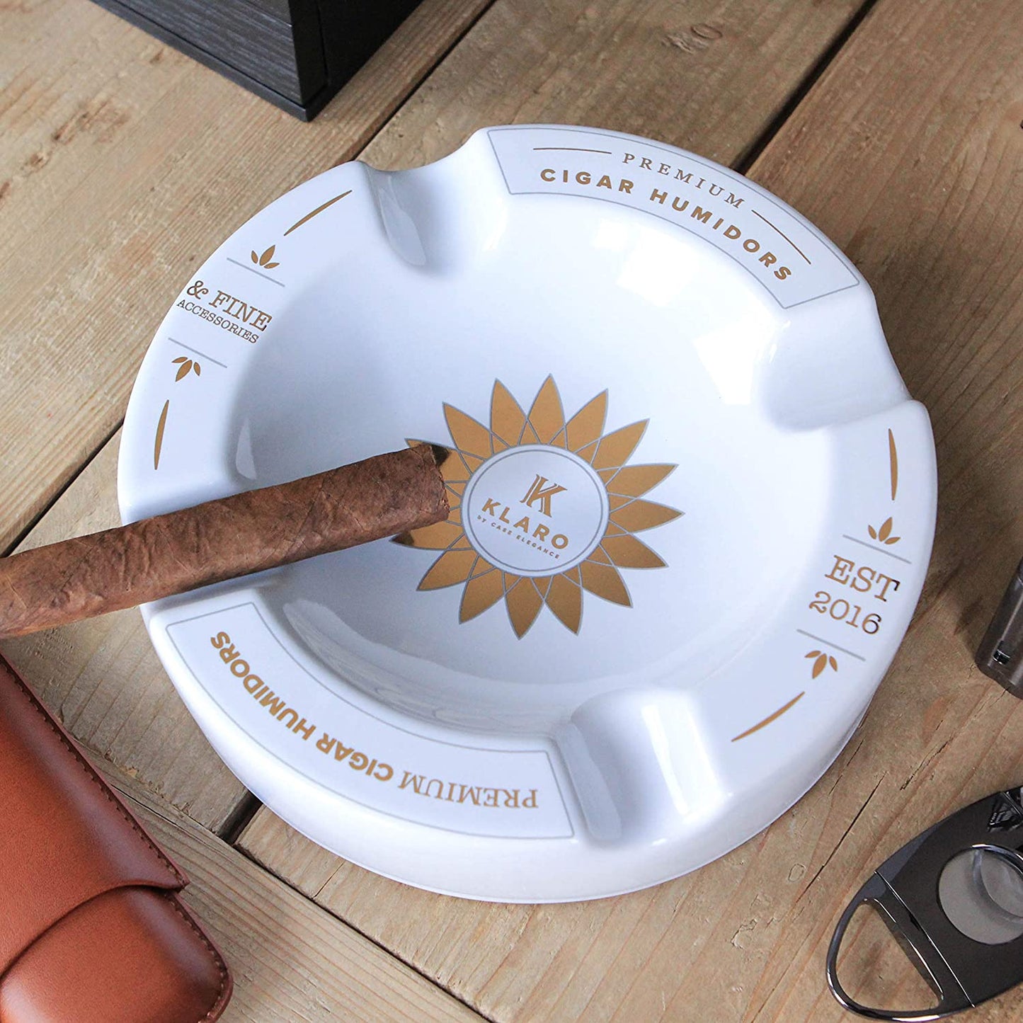 Klaro Round Large White and Gold Inlay Ceramic Ashtray for Four Cigars
