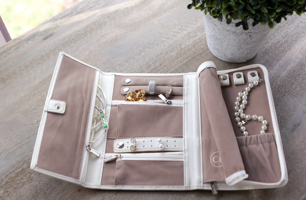 How much should a bride spend on a bridesmaid gift?