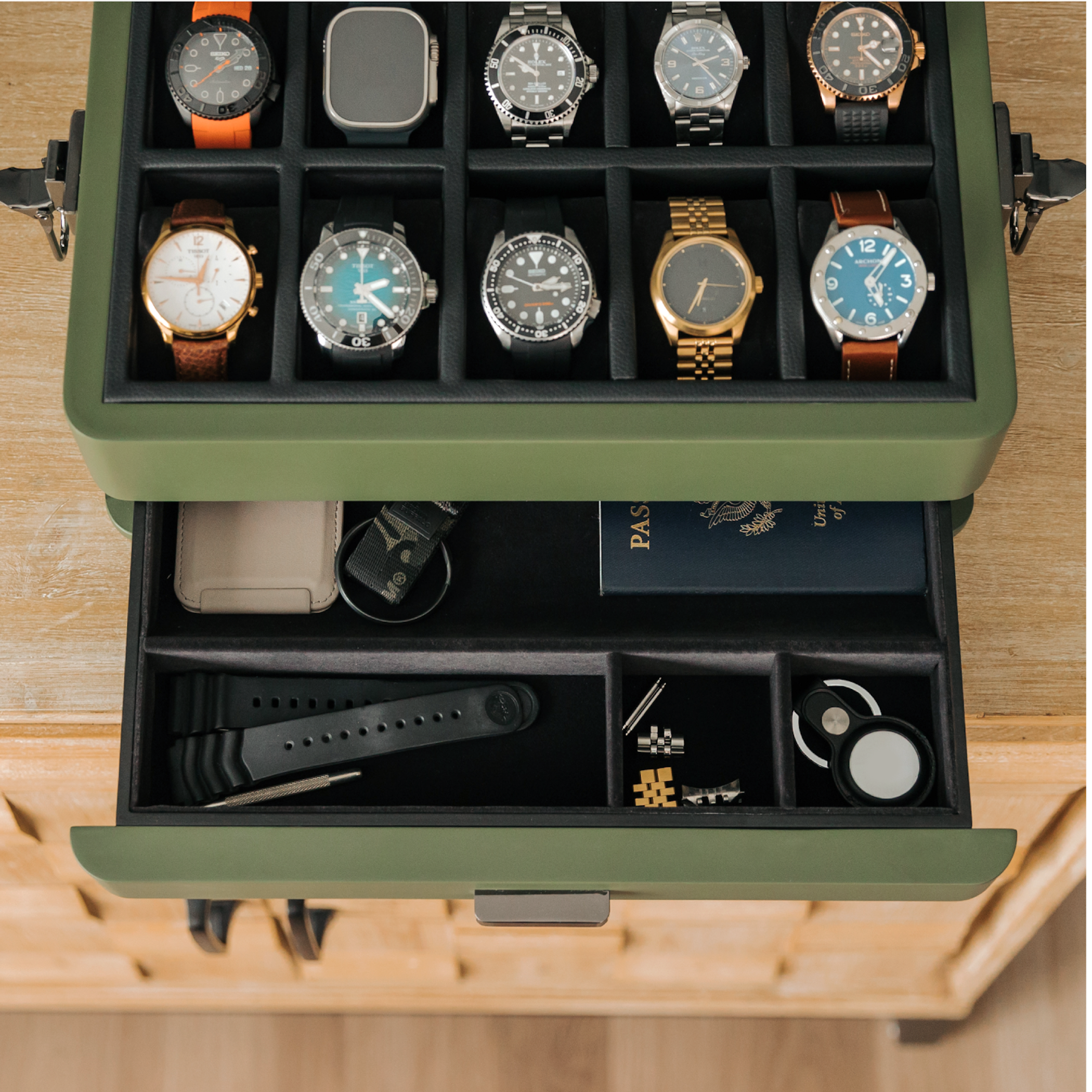Stylish interior and travel accessory – status-showing watch box for e